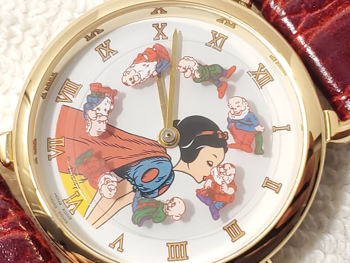 Vintage Snow White Seven Dwarfs Womens Gold Tone Watch Red Leather Strap 1 Jewel