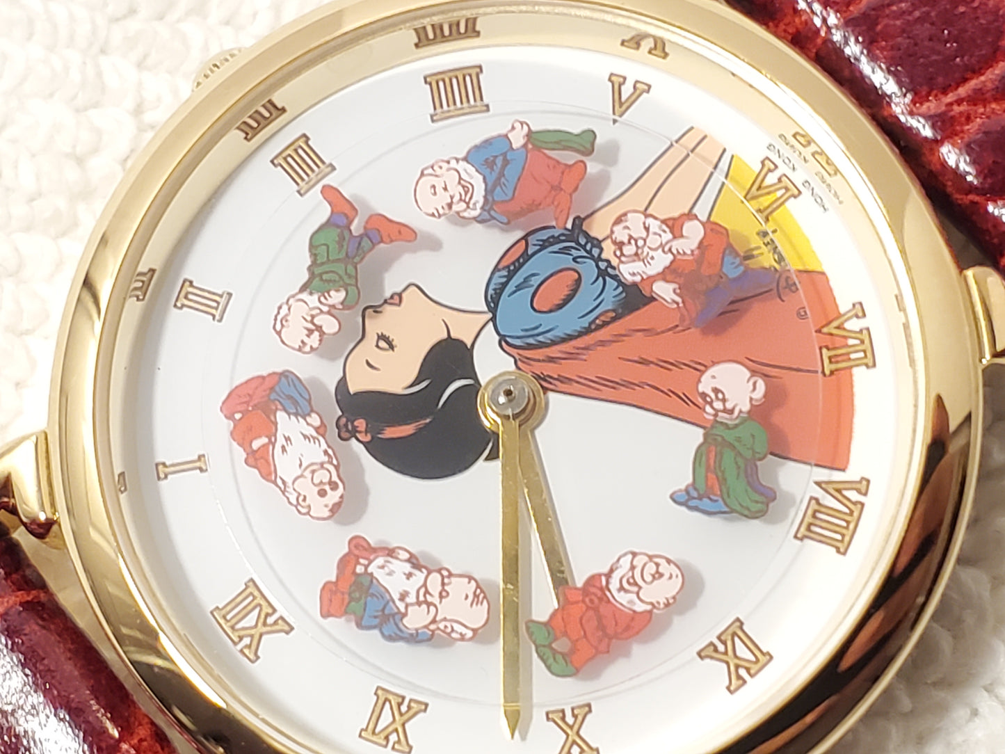 Vintage Snow White Seven Dwarfs Womens Gold Tone Watch Red Leather Strap 1 Jewel