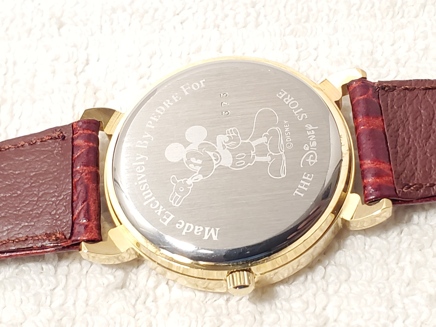 Vintage Snow White Seven Dwarfs Womens Gold Tone Watch Red Leather Strap 1 Jewel
