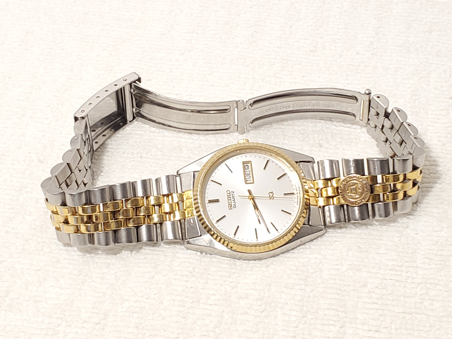 Vintage Seiko SQ Men's Day Date Gold Tone Watch Three Jewels Silver Dial S Steel