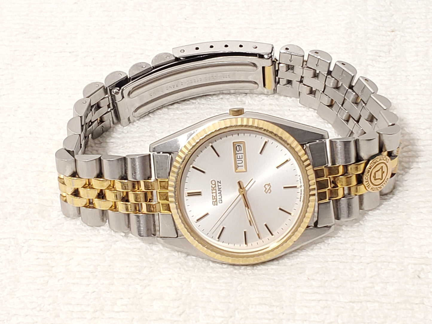 Vintage Seiko SQ Men's Day Date Gold Tone Watch Three Jewels Silver Dial S Steel