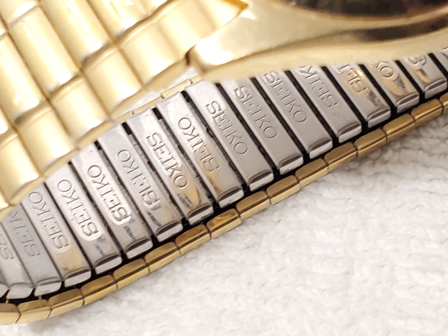 Vintage Seiko Men's Day Date Gold Tone Watch One Jewel Black Dial Flex Band SS