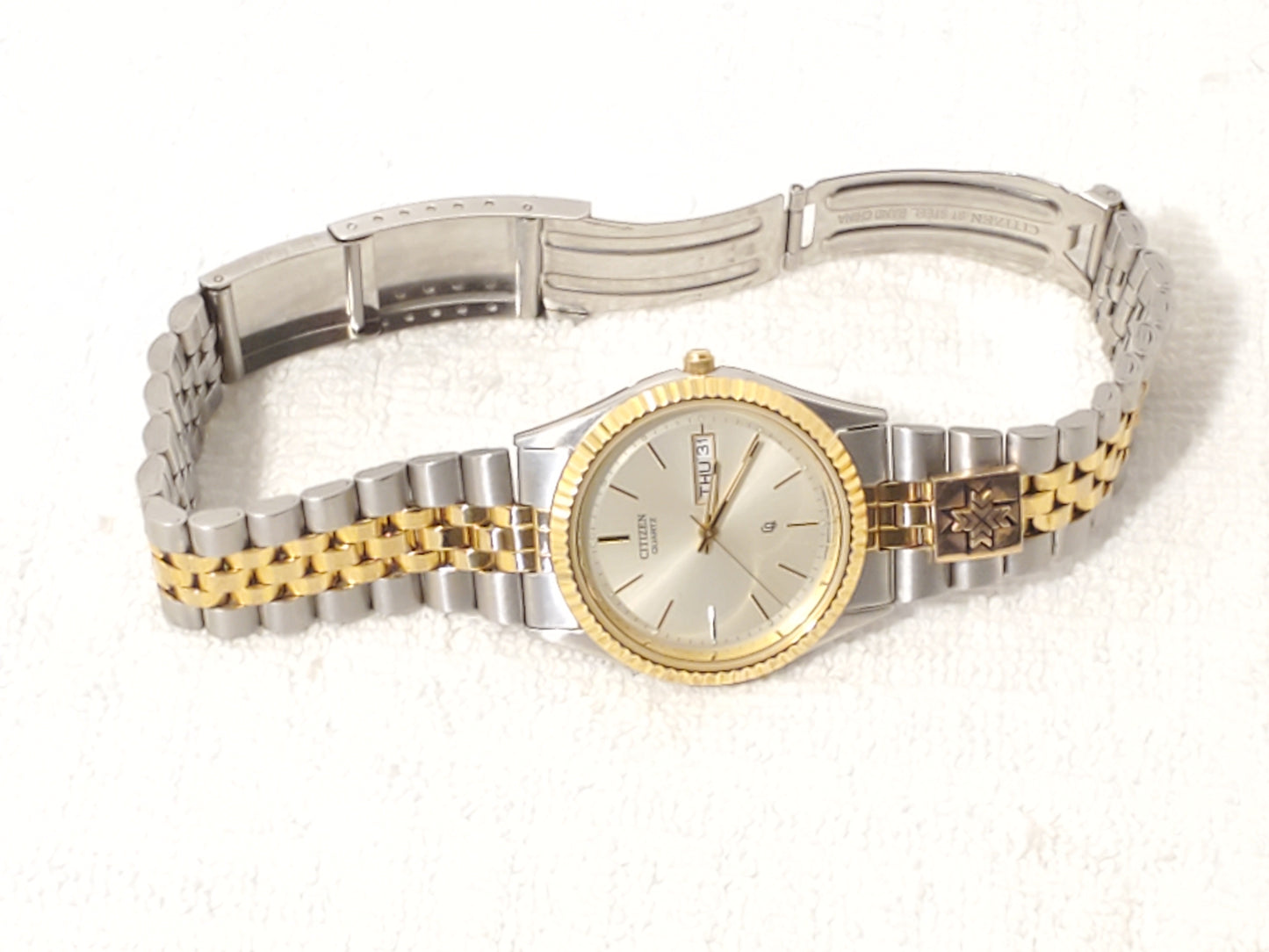 Vintage Citizen CQ Men's Day Date Presidential Watch Gold Tone Stainless Steel