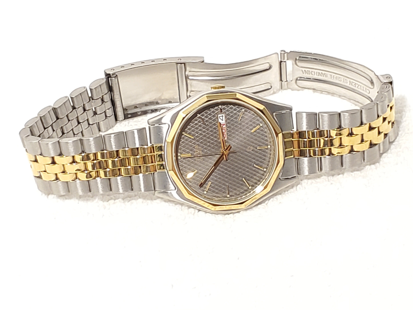 Vintage Citizen CQ Men’s Gray Dial Day Date Gold Tone Stainless Steel Watch
