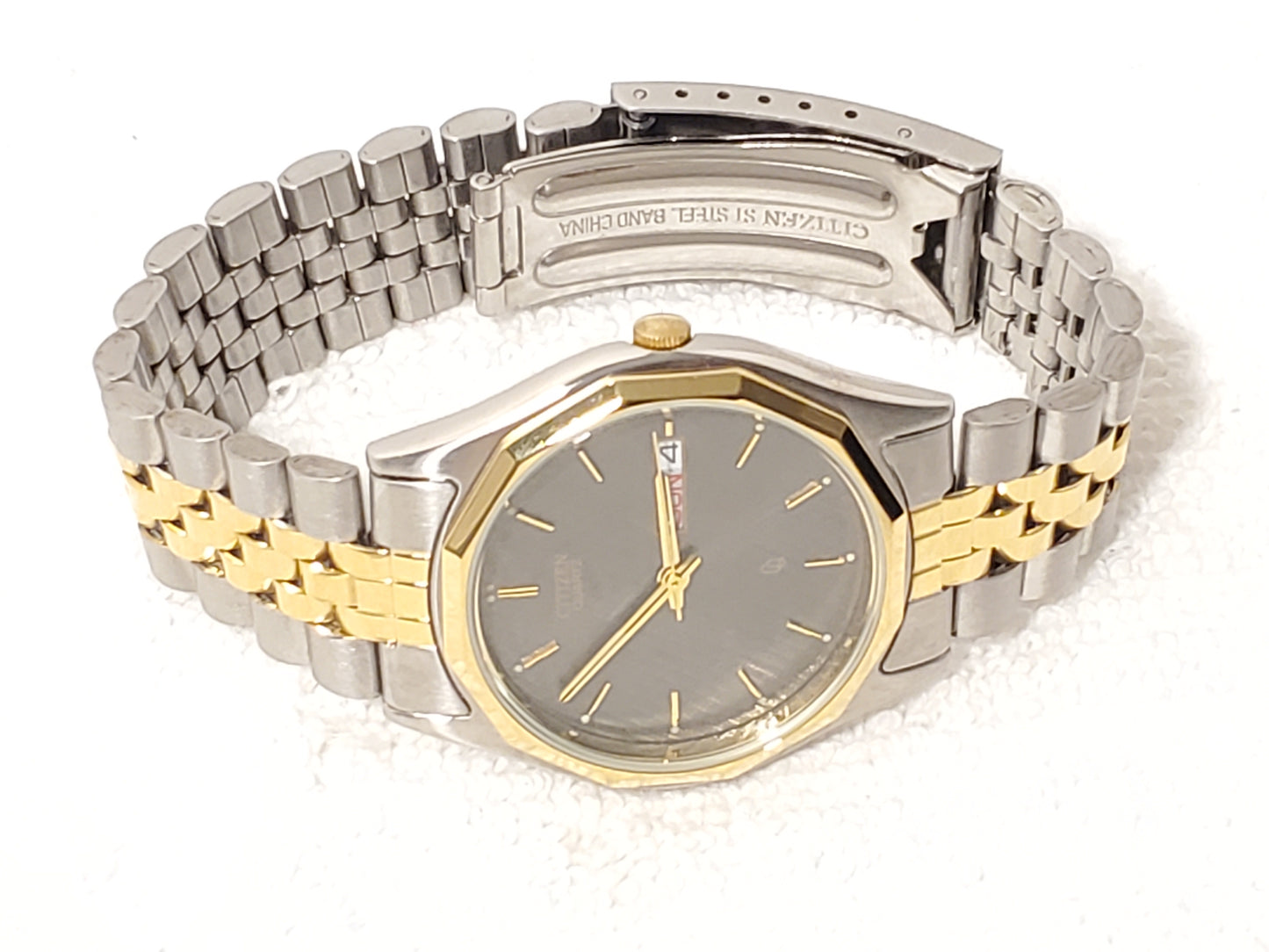 Vintage Citizen CQ Men’s Gray Dial Day Date Gold Tone Stainless Steel Watch