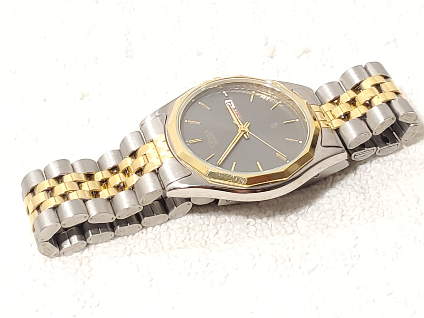 Vintage Citizen CQ Men’s Gray Dial Day Date Gold Tone Stainless Steel Watch