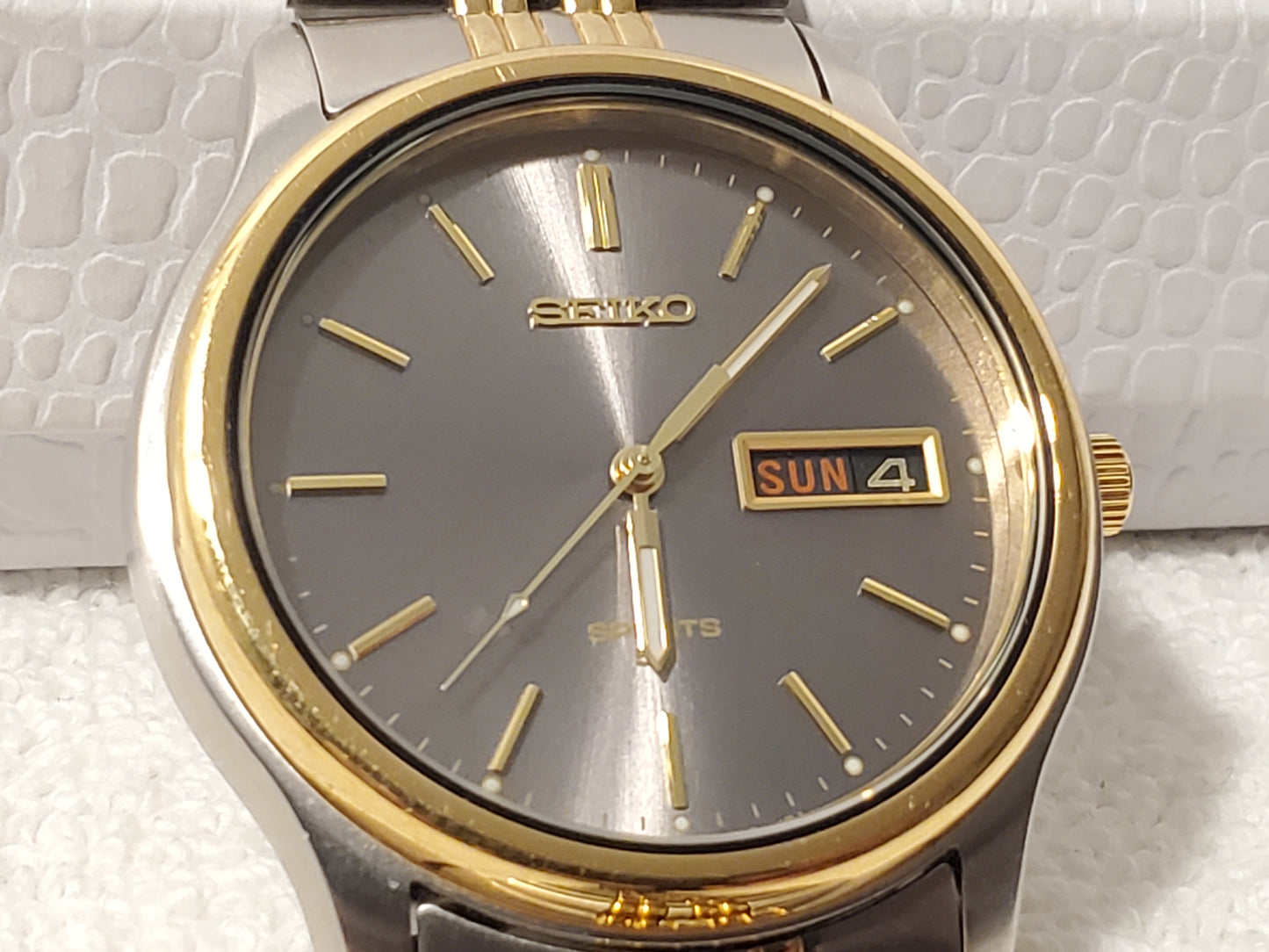 Vintage Seiko Men's Day Date Sports Watch Gold Tone Stainless Steel One Jewel