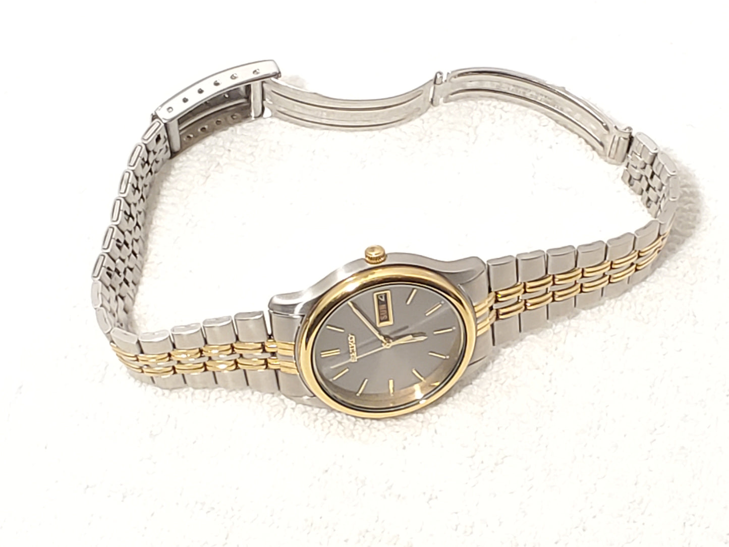 Vintage Seiko Men's Day Date Sports Watch Gold Tone Stainless Steel One Jewel