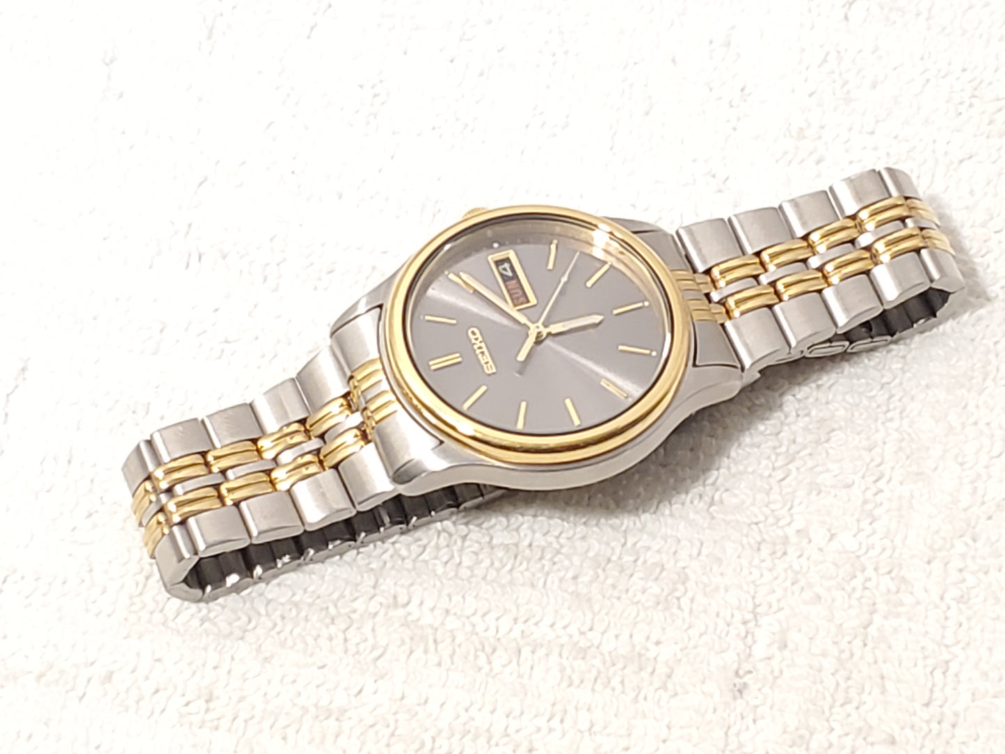 Vintage Seiko Men's Day Date Sports Watch Gold Tone Stainless Steel One Jewel