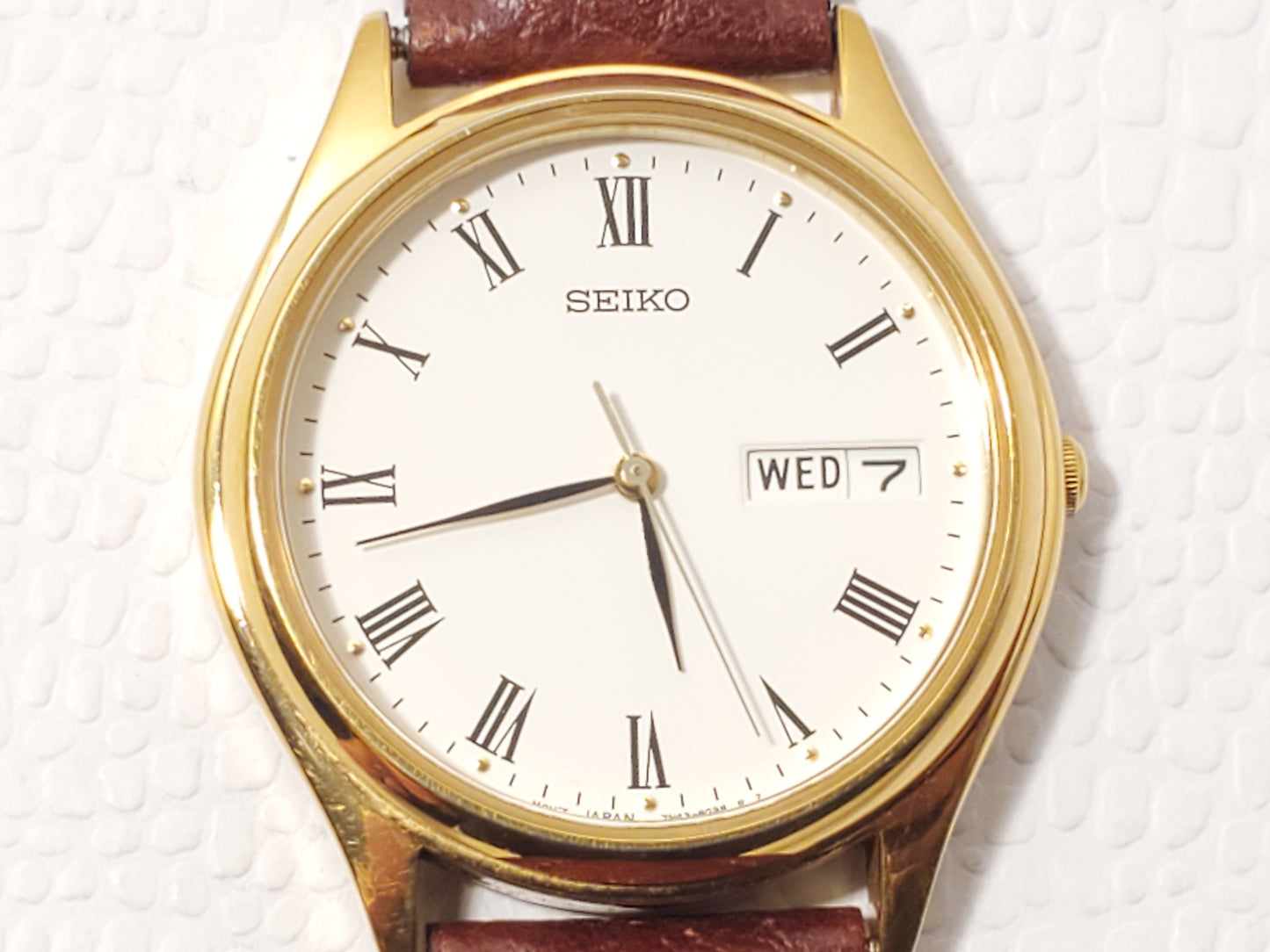 Vintage Seiko Men's White Dial Gold Tone Day Date Watch Roman Numerals One Jewel