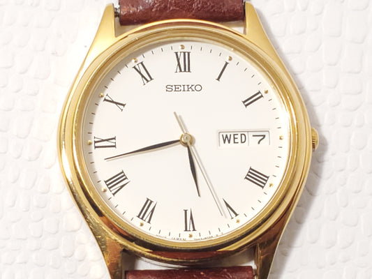 Vintage Seiko Men's White Dial Gold Tone Day Date Watch Roman Numerals One Jewel