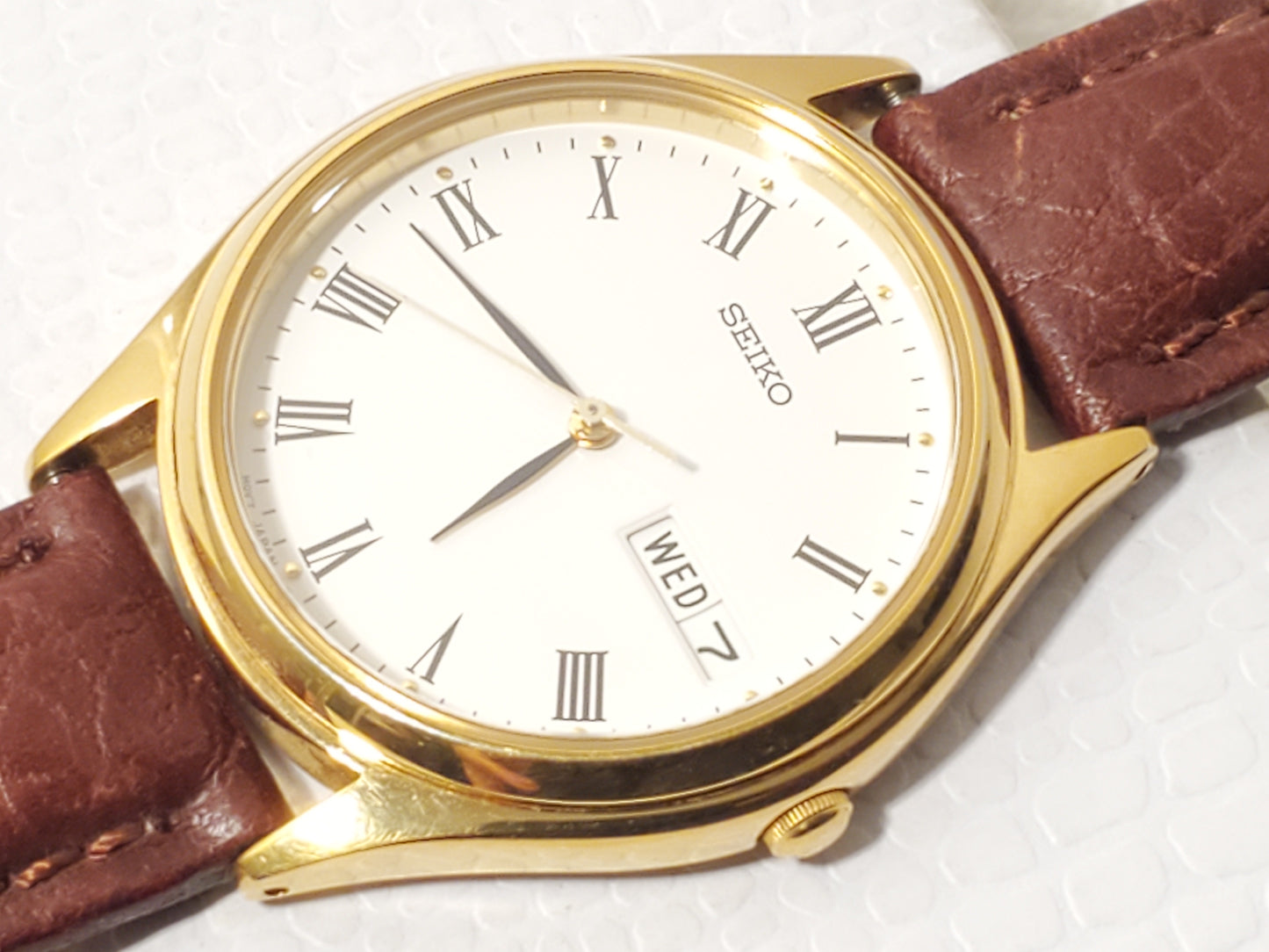 Vintage Seiko Men's White Dial Gold Tone Day Date Watch Roman Numerals One Jewel