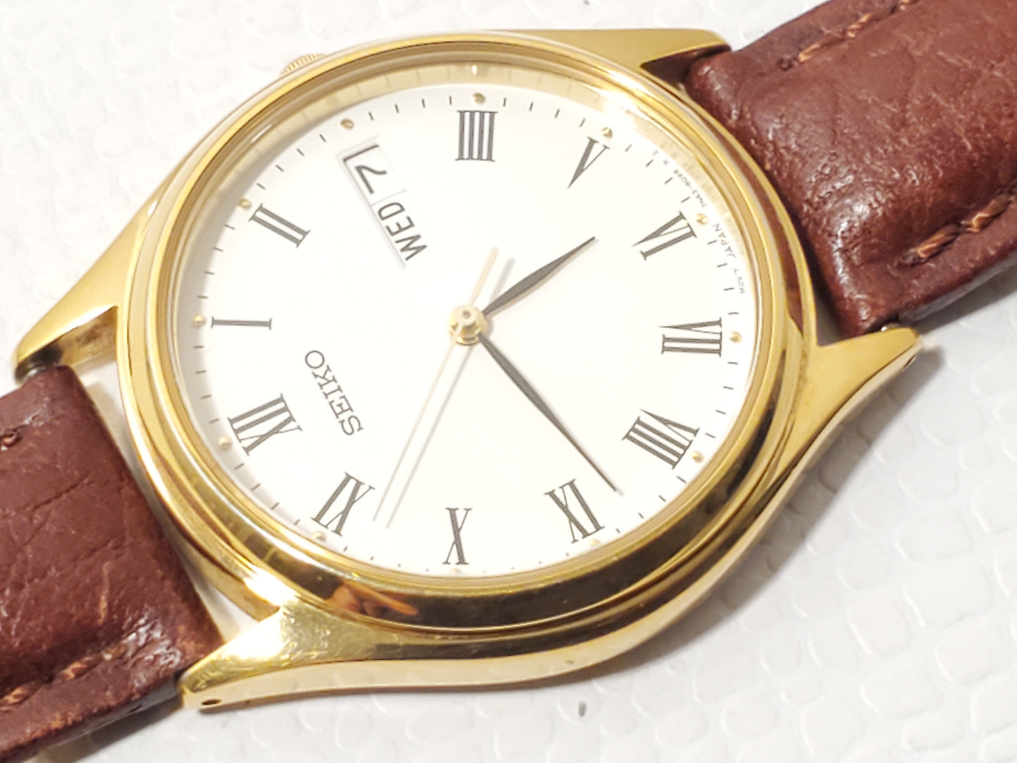 Vintage Seiko Men's White Dial Gold Tone Day Date Watch Roman Numerals One Jewel