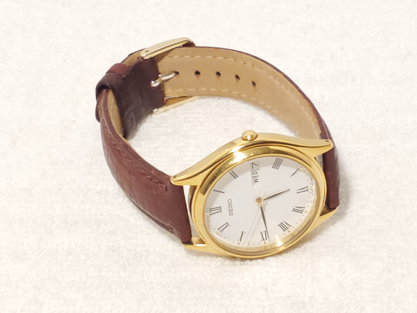 Vintage Seiko Men's White Dial Gold Tone Day Date Watch Roman Numerals One Jewel