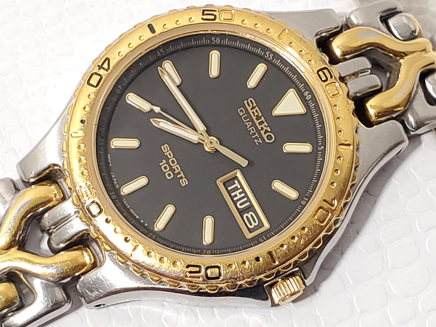 Vintage Seiko Men's Day Date Quartz Watch Black Dial Gold Tone Stainless Steel