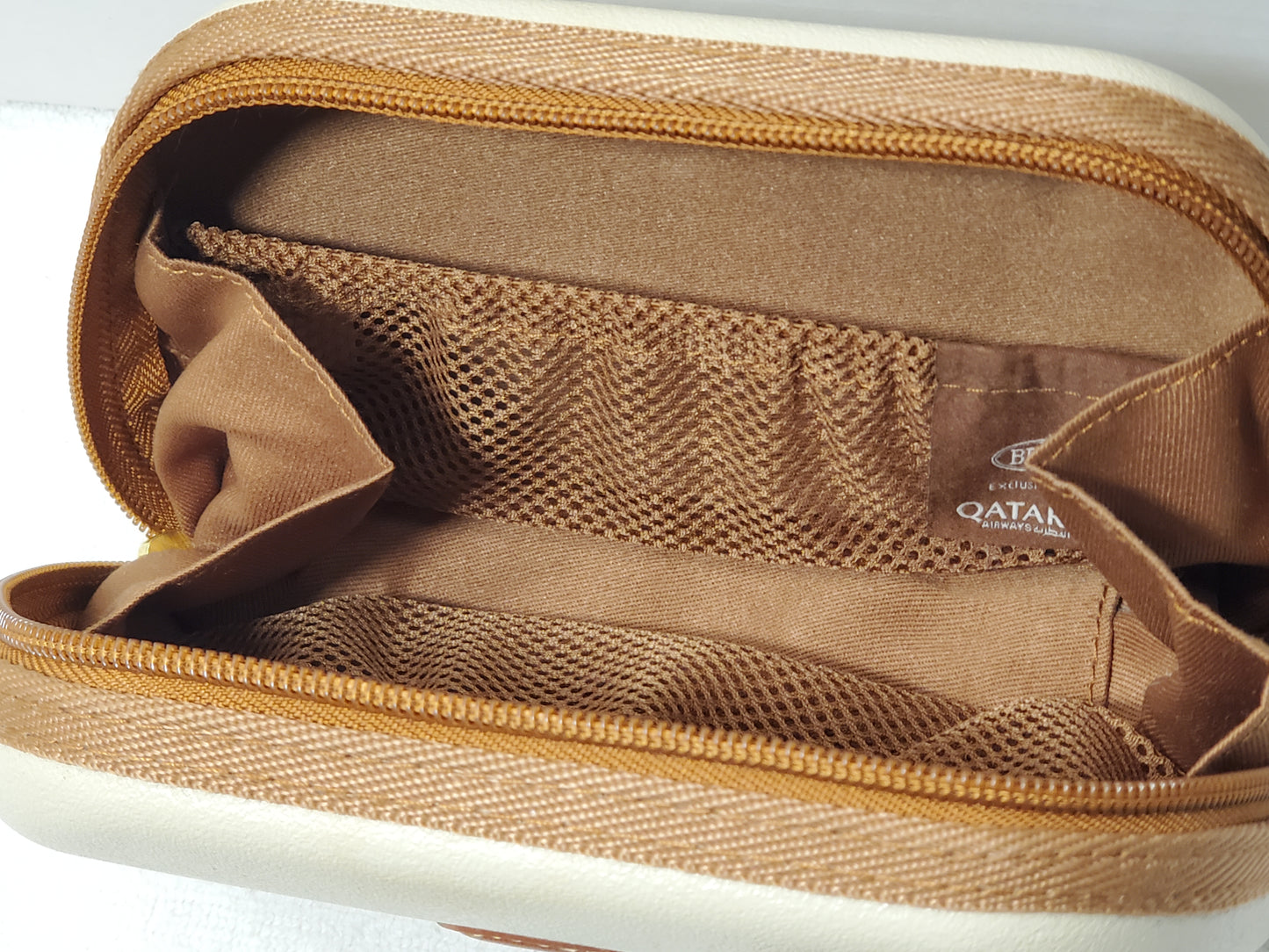 BRIC'S Qatar Airways Cosmetic Hardshell Case Zip Italian Travel Bag Brown