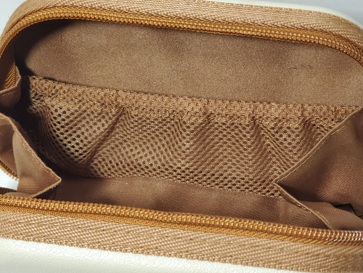 BRIC'S Qatar Airways Cosmetic Hardshell Case Zip Italian Travel Bag Brown