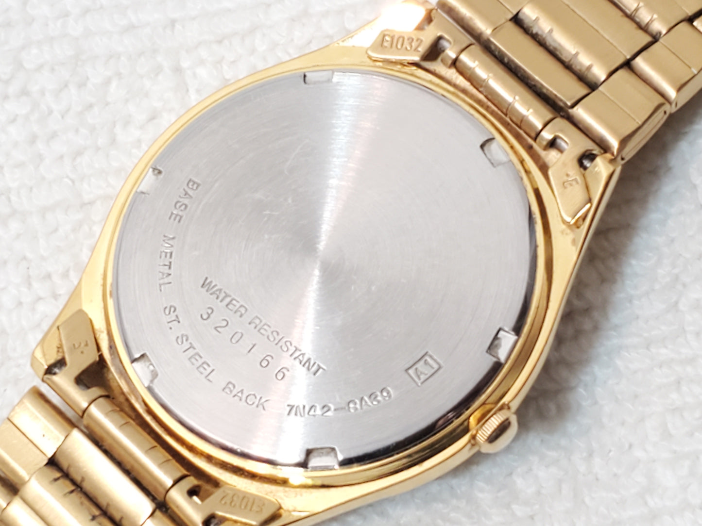 Vintage Seiko Gold Tone Men’s Date Quartz Watch Stainless Steel WR 30 Meters