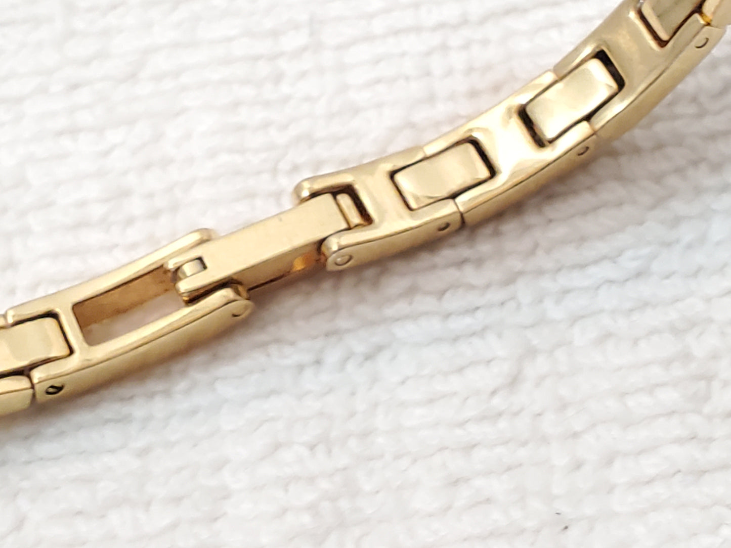 Vintage Bulova Women's Gold Tone Ivory Dial One Jewel Stainless Steel Watch