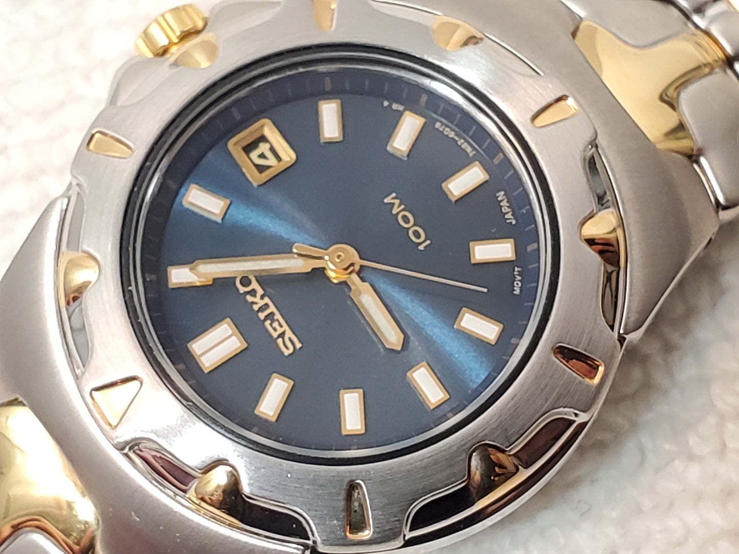 Vintage Seiko Gold Tone Stainless Steel Blue Dial Date Women Watch WR 100 Meters