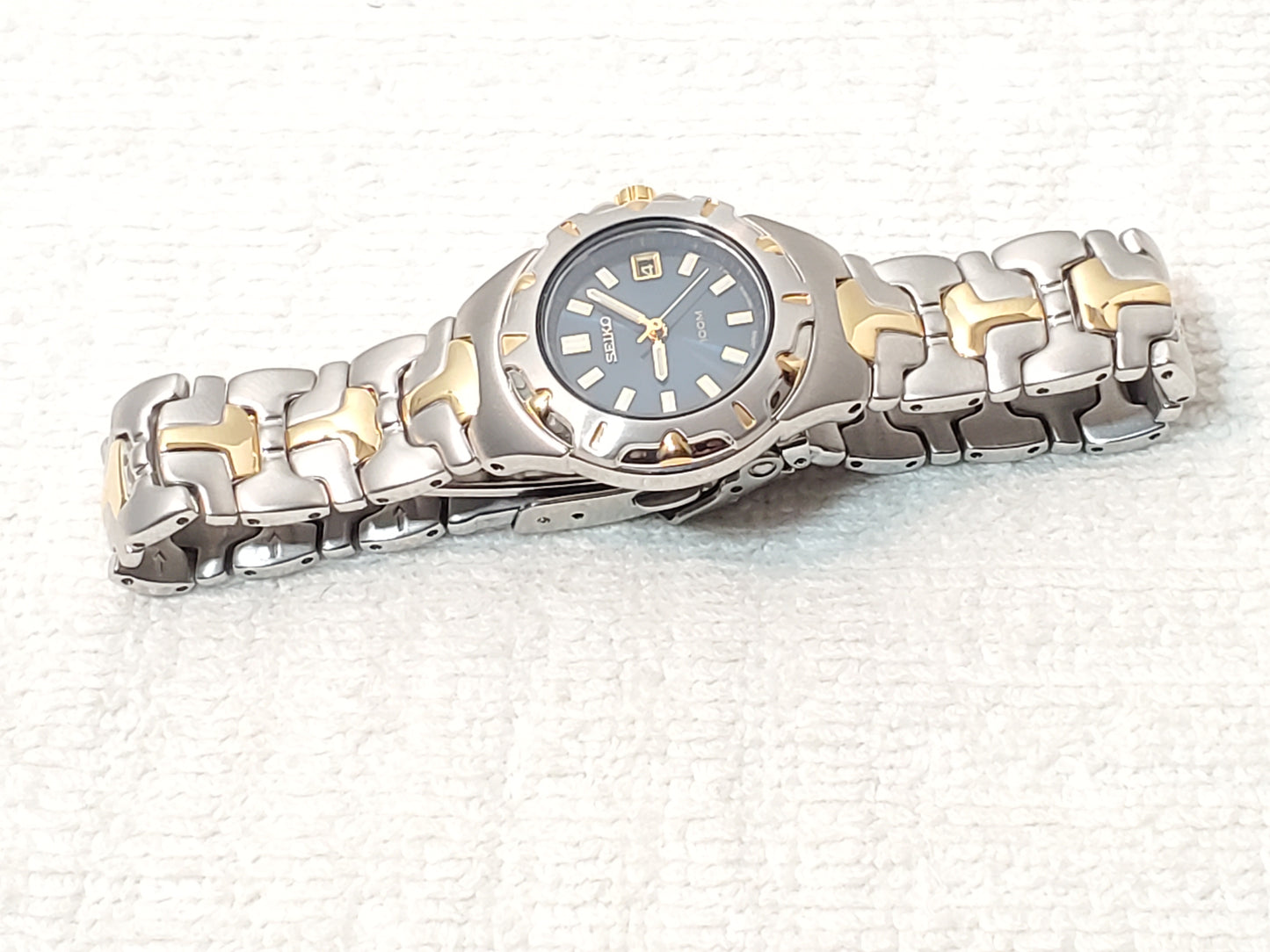 Vintage Seiko Gold Tone Stainless Steel Blue Dial Date Women Watch WR 100 Meters