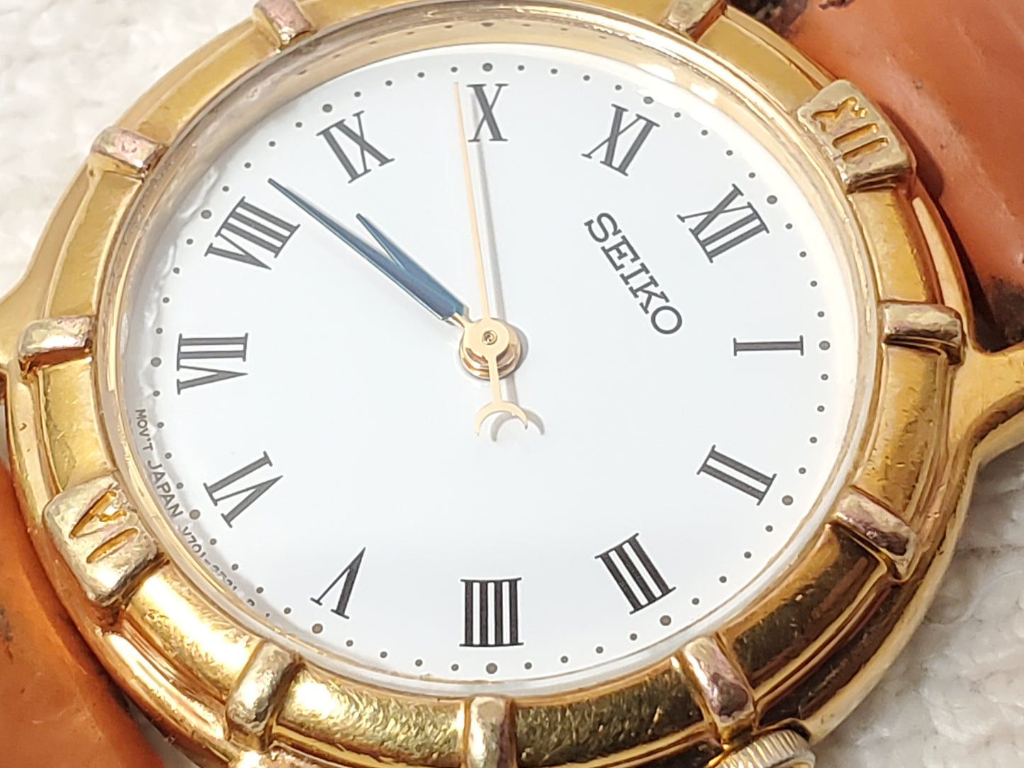 Vintage Seiko Women Gold Tone Watch White Dial Black Roman Numerals Leather Band