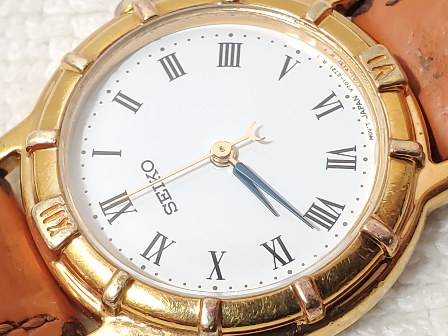 Vintage Seiko Women Gold Tone Watch White Dial Black Roman Numerals Leather Band