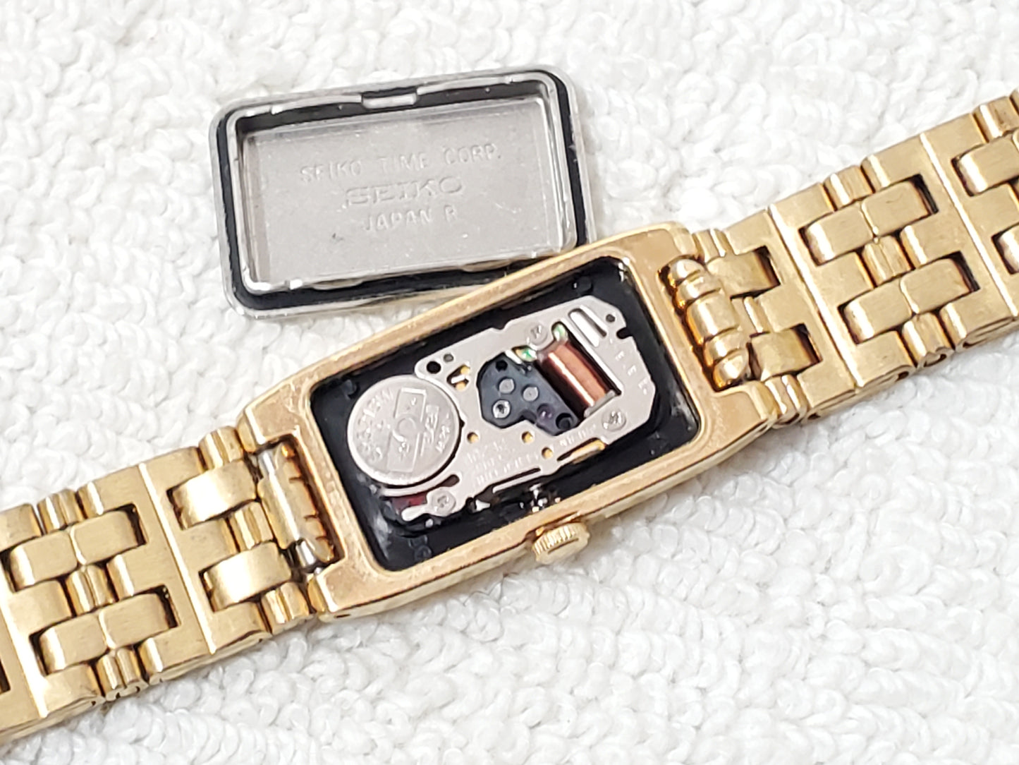 Vintage Seiko Women's Gold Tone Tank Quartz Watch One Jewel Stainless Steel