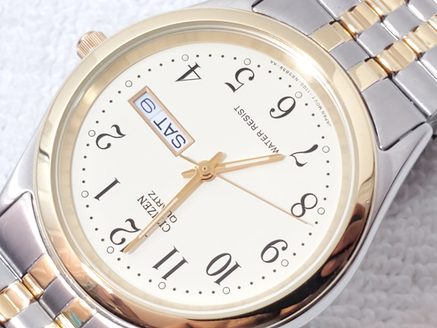 Vintage Citizen Men Quartz Watch Day Date Stretch Band Gold Tone Stainless Steel