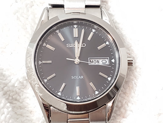 Seiko Solar Men's Watch Black Dial Stainless Steel Day Date Caliber V158