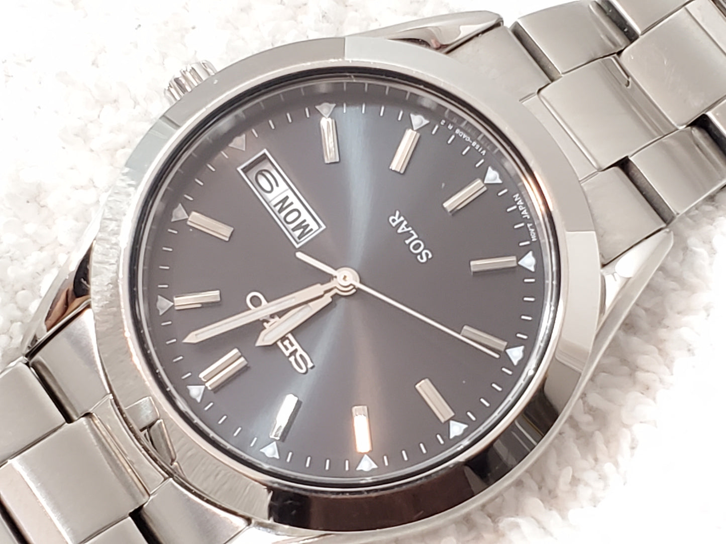 Seiko Solar Men's Watch Black Dial Stainless Steel Day Date Caliber V158