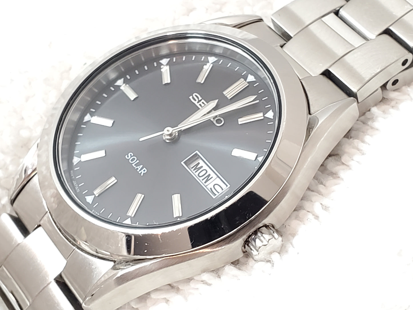 Seiko Solar Men's Watch Black Dial Stainless Steel Day Date Caliber V158