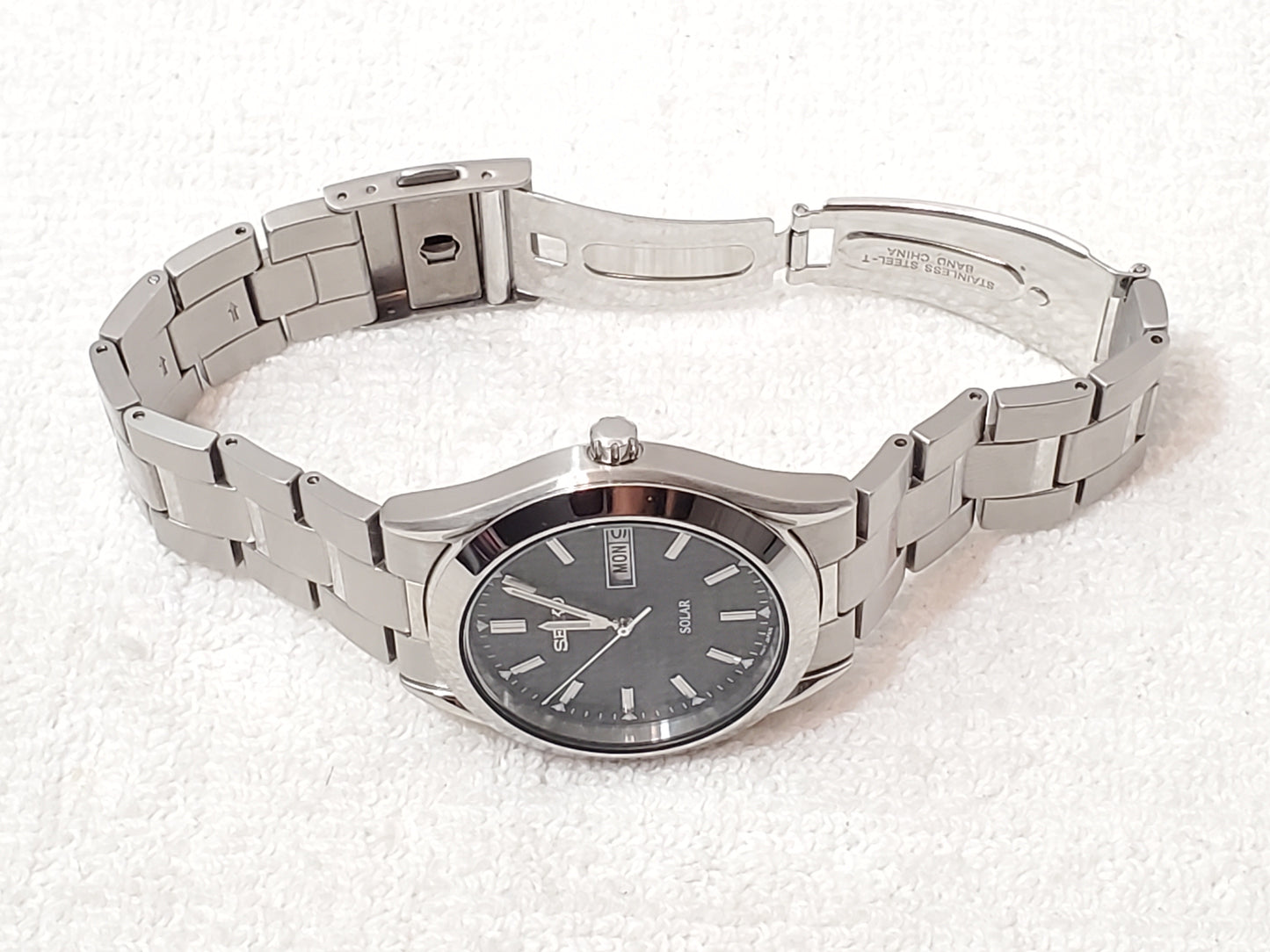 Seiko Solar Men's Watch Black Dial Stainless Steel Day Date Caliber V158