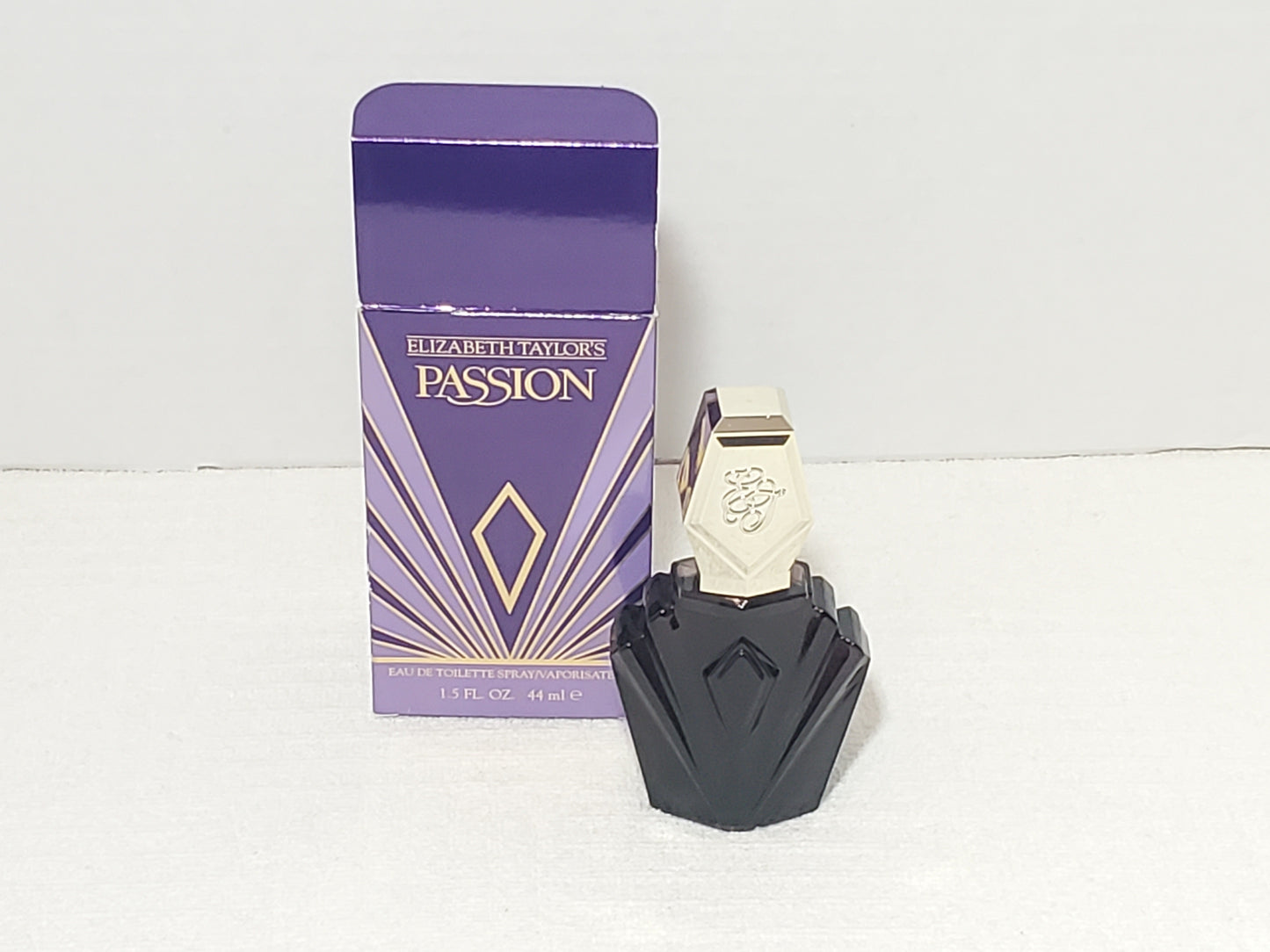 Vintage Elizabeth Taylor Passion Eau de Toilette Spray 1.5 oz. 44 ml NIB