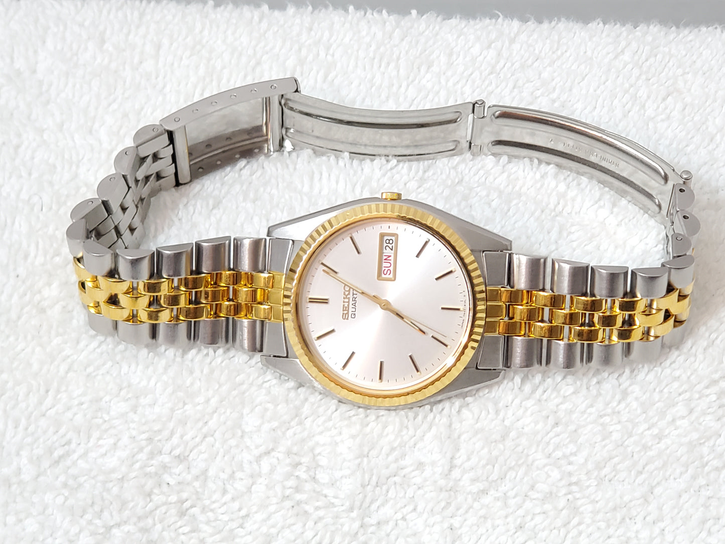 Vintage Seiko Mens Presidential Quartz Watch Gold Tone Stainless Steel Day Date