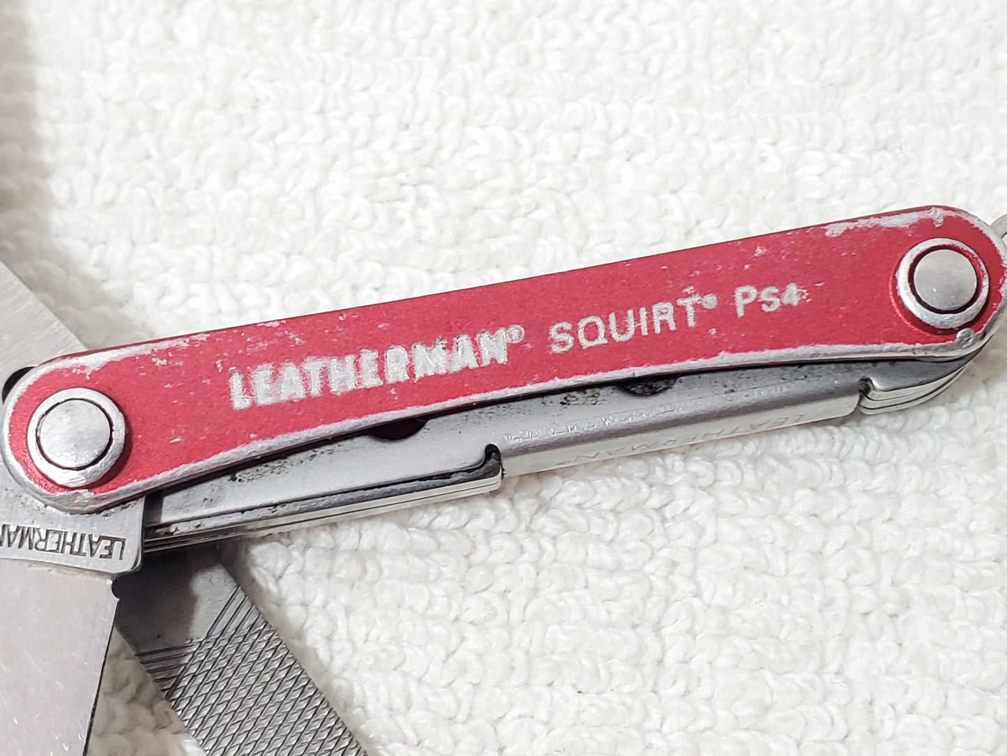 Leatherman Squirt PS4 Red Pocket Multi-Tool Keychain Pliers Scissors File