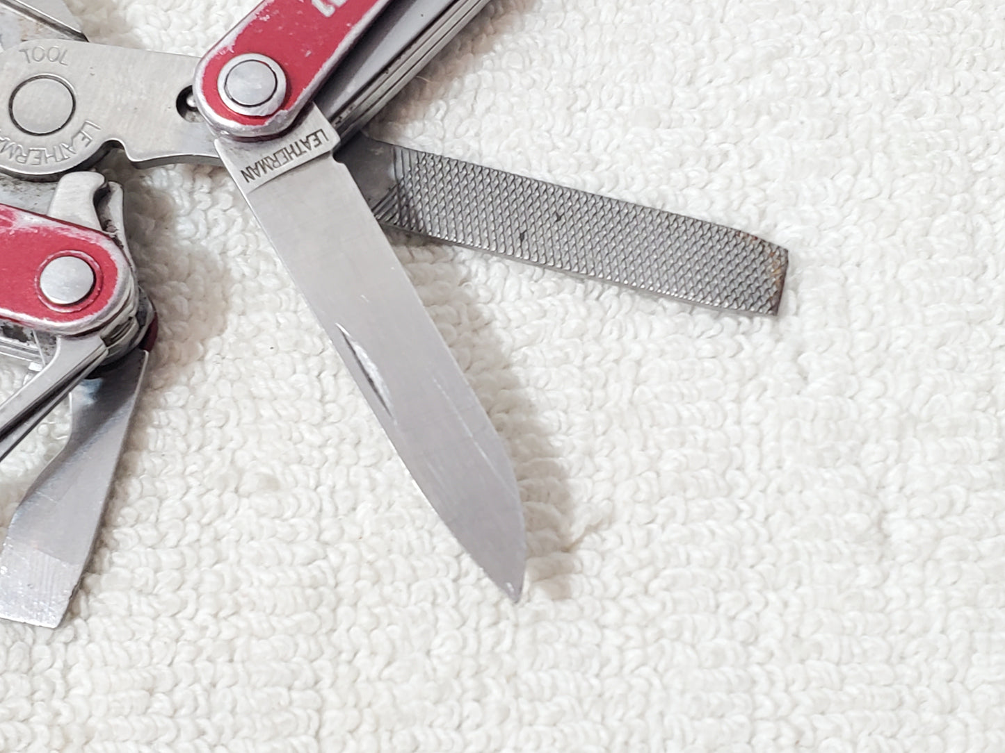 Leatherman Squirt PS4 Red Pocket Multi-Tool Keychain Pliers Scissors File