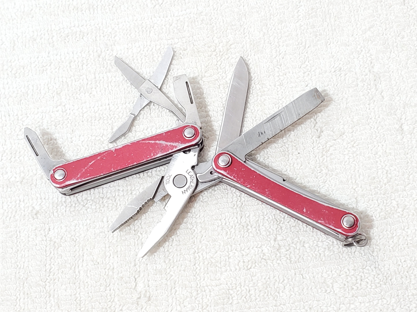 Leatherman Squirt PS4 Red Pocket Multi-Tool Keychain Pliers Scissors File