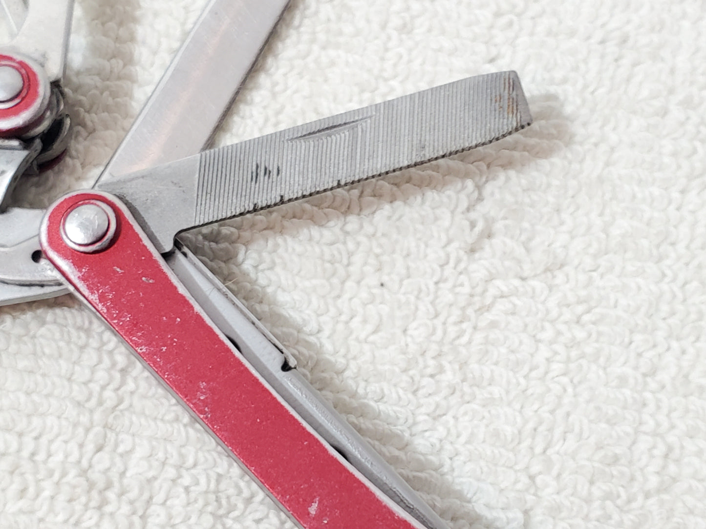 Leatherman Squirt PS4 Red Pocket Multi-Tool Keychain Pliers Scissors File