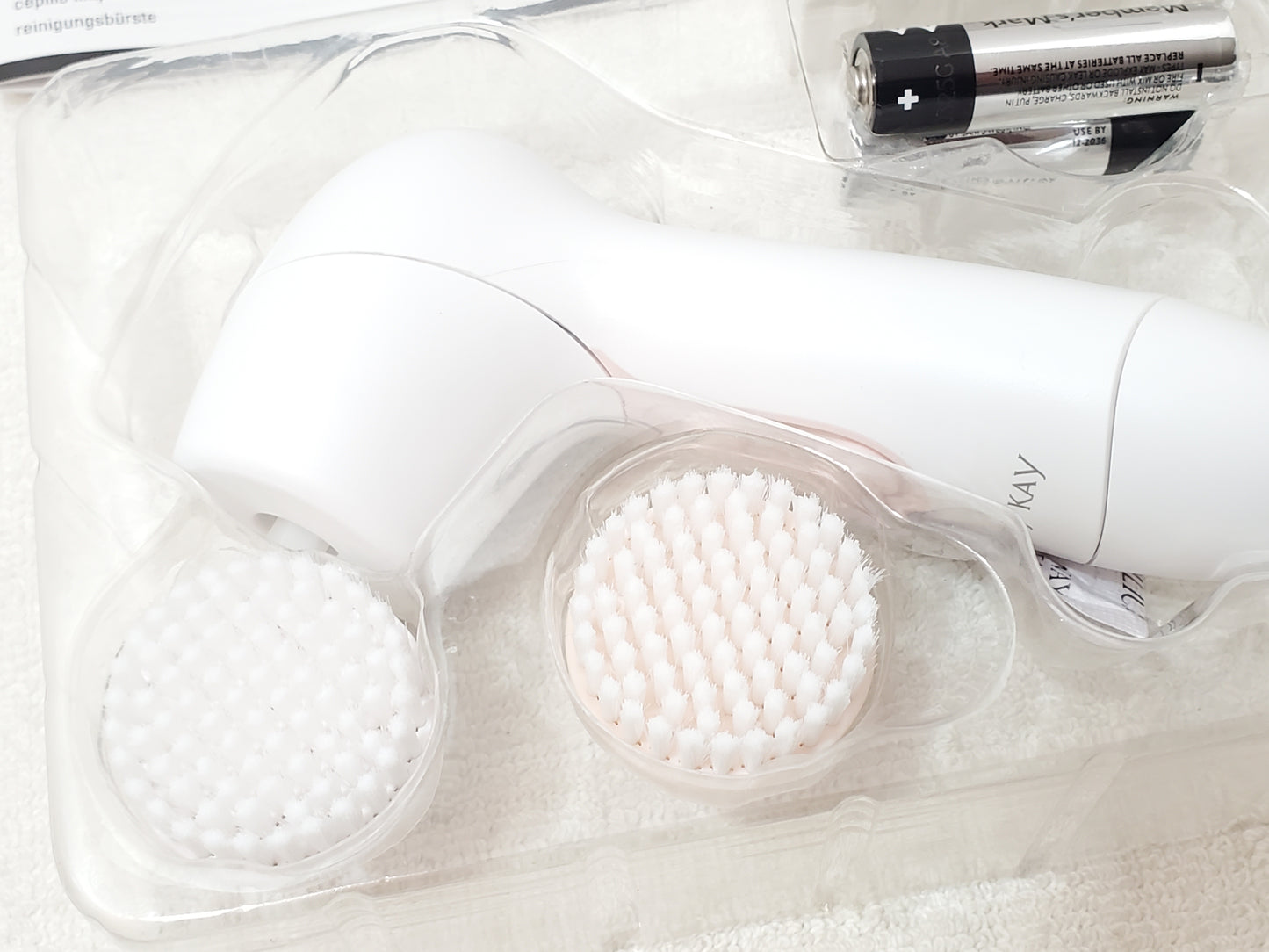 Mary Kay Skinvigorate Cleansing Brush Set New Open Box Complete Two AA Batteries